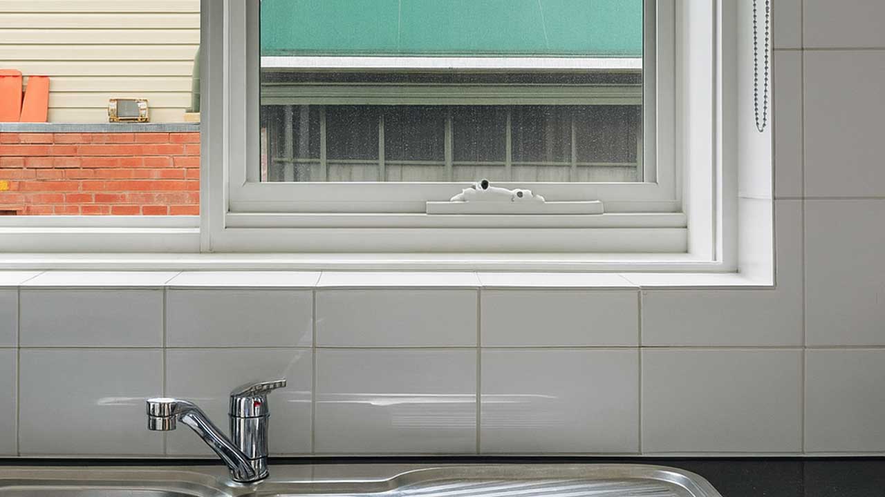 kitchen splashback tiling repair